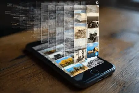 Ekran mobitela prikazuje kako izbrisana izblijedjela fotografija ponovno postaje vidljiva simbolizirajući uspješan povratak slika