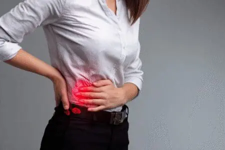 Osoba pokazuje na bol u području leđa uz grafički prikaz položaja nadbubrežnih žlijezda za prepoznavanje simptoma