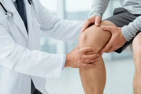 Neurološki pregled liječnik provjerava reflekse pacijenta