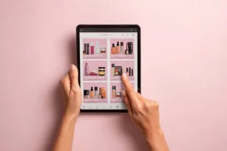 Pregledavanje online kataloga na tabletu kao vodič za kako naručiti Farmasi proizvode