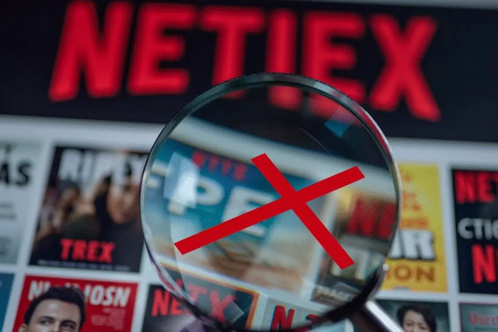 Simboličan prikaz prekrižene riječi Besplatno kao odgovor na često postavljana pitanja za kako gledati Netflix besplatno