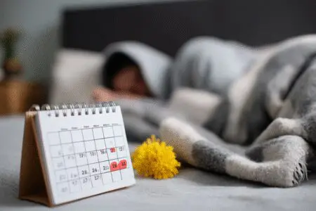 Kalendar s označenim tjednima pored kreveta kao vodič za kako se računaju dani bolovanja