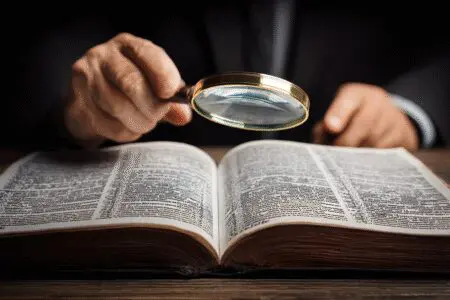 Osoba gleda u otvorenu službenu knjigu tražeći podatke u sudskom registru