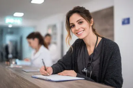 Osoba ispunjava obrazac na recepciji liječničke ordinacije kao vodič za kako prijaviti liječnika opće prakse
