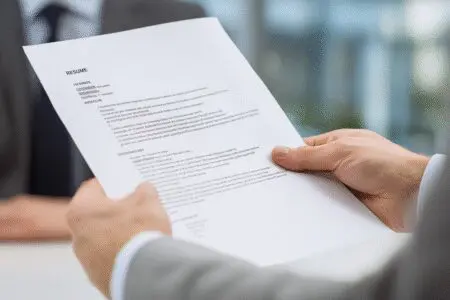 Predaja životopisa poslodavcu kao vodič za kako napisati životopis