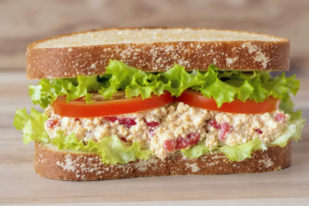 fotografija koja prikazuje kako jesti tunu iz konzerve u obliku zdravog i zasitnog sendviča