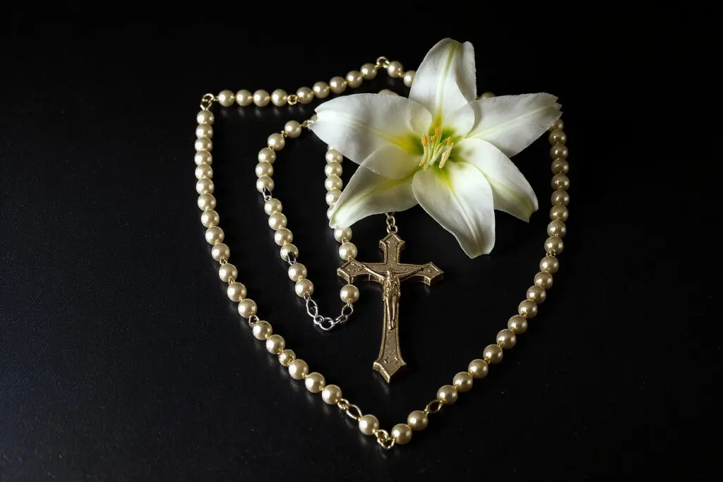 fotografija koja prikazuje kako se moli krunica pobjede simbolizirana krunicom u obliku štita