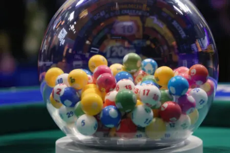 fotografija šarenih loto kuglica koje se miješaju u bubnju tijekom izvlačenja