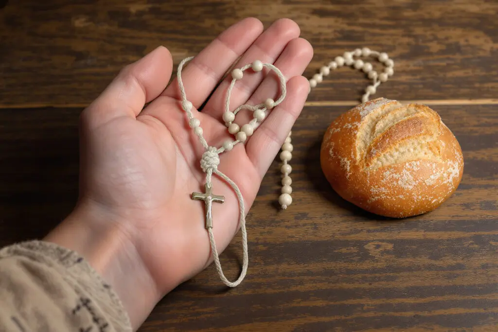 franjevačka krunica i kruh koji pokazuju kako se moli krunica sv anti franjevačka krunica i kruh koji pokazuju kako se moli krunica sv anti