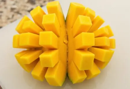jež metoda rezanja manga koja pokazuje kako se jede mango bez nereda