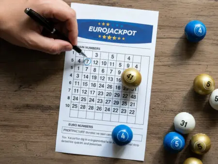osoba koja ispunjava listić za eurojackpot i označava brojeve što prikazuje postupak igranja