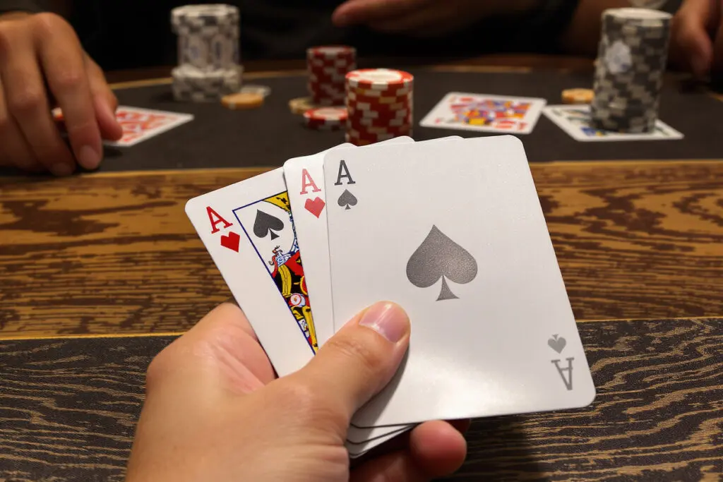 pogled iz perspektive igrača na tri karte za briškulu u ruci s naglaskom na jakoj karti pogled iz perspektive igrača na tri karte za briškulu u ruci s naglaskom na jakoj karti