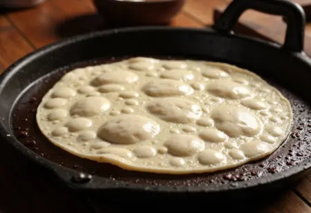 prikaz kako napraviti tortilje s jednom tortiljom koja se peče i napuhuje na vrućoj tavi