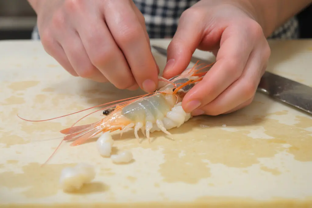 prikaz kako očistiti kozice s naglaskom na vještinu brzog uklanjanja ljuske