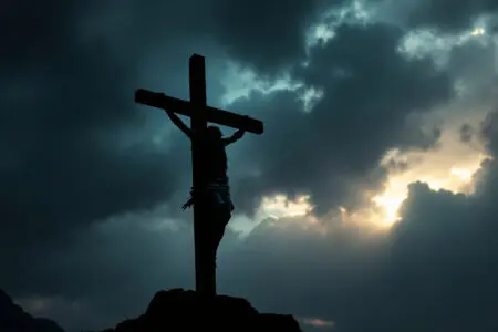 realistična umjetnička interpretacija siluete isusa na križu pod dramatičnim nebom evocirajući isus na križu
