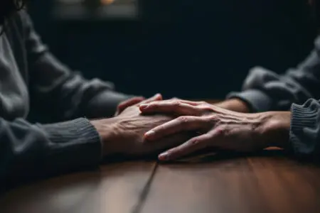 jednostavan i suosjećajan čin držanja za ruku koji pokazuje kako izraziti sućut
