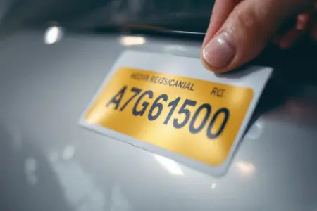 nova registracijska naljepnica lijepi se na čistu hrvatsku registarsku pločicu vizual za cijena registracije vozila