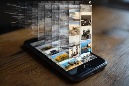 Ekran mobitela prikazuje kako izbrisana izblijedjela fotografija ponovno postaje vidljiva simbolizirajući uspješan povratak slika