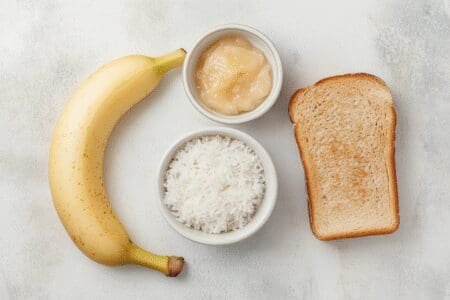 Jednostavan prikaz BRAT dijete banana riža pire od jabuke i tost kao prirodnih lijekova i hrane za trenutno zaustavljanje proljeva