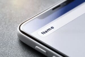 Krupni plan ekrana mobitela koji prikazuje stranicu za uređivanje Facebook profila s označenim poljem za promjenu imena