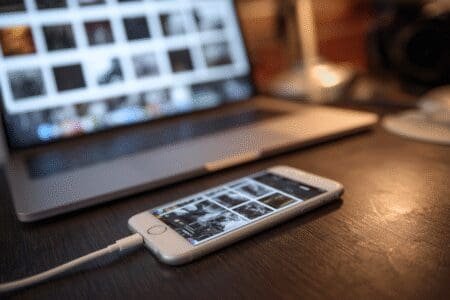 Mobitel je spojen USB kabelom na laptop na kojem se vidi prijenos fotografija s jednog uređaja na drugi