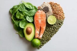 Namirnice bogate B vitaminima špinat leća avokado posložene u obliku srca kao metoda za smanjenje homocisteina