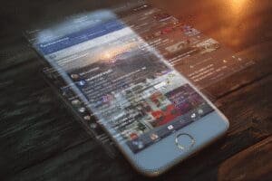 Pametni telefon prikazuje moderni izgled Facebooka s prozirnom slikom starog sučelja preko njega simbolizirajući povratak na stari Facebook