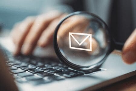 Povećalo iznad profesionalnog profila na ekranu koje ističe e-mail adresu kao prikaz legitimnih metoda za pronalaženje